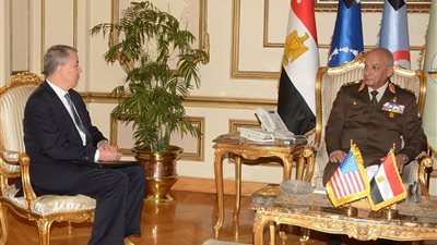 القائد العام للقوات المسلحة يلتقي وكيل وزارة الدفاع الأمريكية