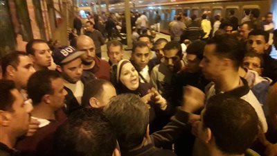مايسة عطوة تلتقى عمال محطة مصر بعد قرار إخلائهم.. وتطالب الوزير بحل الأزمة (صور)