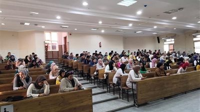 طلاب تجارة المنصورة يؤدون الامتحانات “أون لاين” عن طريق الموبايل