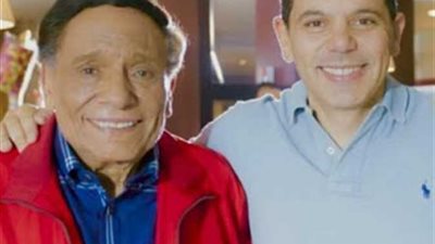 الزعيم عادل إمام يحتفل بعيد ميلاد نجله في كواليس تصوير “فلانتينو” (فيديو)