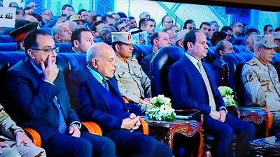 مجدي يعقوب بجوار السيسي في افتتاح المشروعات القومية ببورسعيد (فيديو)