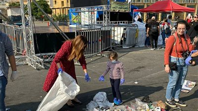 رفقة ابنتها.. ريا أبي راشد تجمع القمامة من ساحة الشهداء في بيروت (صور)