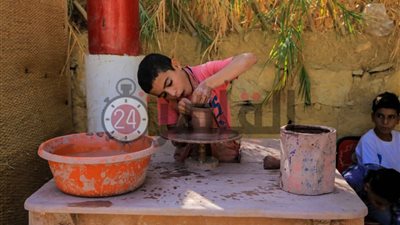 باحترافه وفنه.. طفل صغير يسحر السياح في تونس بالفيوم (صور)