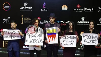 أبطال “الحدود” يرفعون لافتات “كولومبيا تنزف” في العرض الخاص بالقاهرة السينمائي (صور)