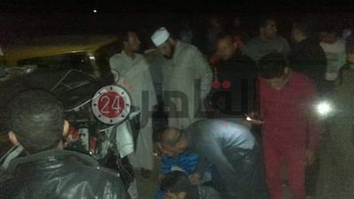 مصرع طفلة وإصابة والدتها في حادث تصادم توك توك بموتوسيكل في قنا