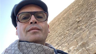 بيلي زين بطل فيلم “تايتنك” يزور الأهرامات قبل تكريمه في القاهرة السينمائي (صور)