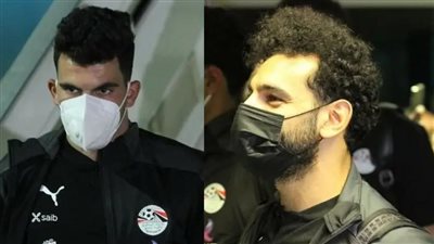 محمد صلاح وزيزو يتعرضان للهجوم والشتائم من الجماهير السنغالية بمطار داكار | بث مباشر