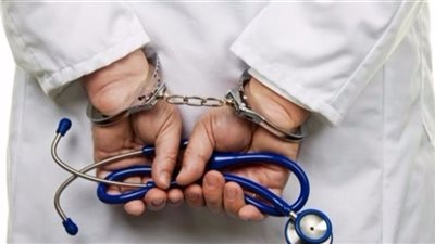 ادعى قدرته على إجراء عمليات جراحية عبر فيسبوك.. القبض على منتحل صفة طبيب بالجيزة