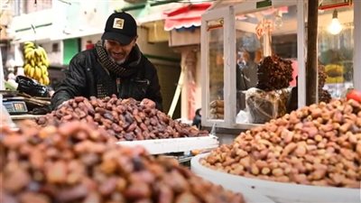 صاحب أقدم محل عطارة بالقاهرة: بلح الواحات الأكثر طلبا.. والعجوة بـ20 جنيها منذ 5 سنوات | فيديو