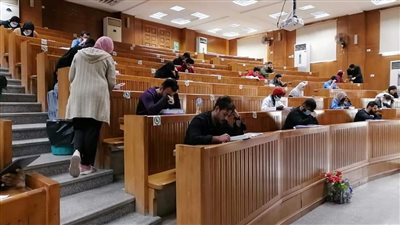لأول مرة بجامعة القاهرة.. كلية الصيدلة تجري أول تجربة للامتحانات الميد تيرم باستخدام التابلت