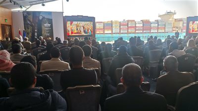 منصة على ضفاف قناة السويس للاحتفال بذكرى تعويم السفينة إيفرجيفن 
