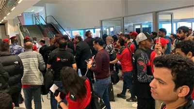 في انتظار الحافلات.. إنهاء إجراءات دخول الجماهير المصرية من مطار داكار بـ السنغال