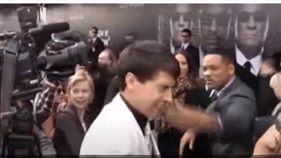 ليست الحادثة الأولى.. لويل سميث يصفع صحفيًا أمام الكاميرات | فيديو