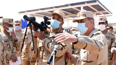 وزير الدفاع يتفقد عددًا من الأنشطة التدريبية ويلتقي بمقاتلي الجيش الثالث الميداني