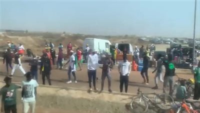 بالطوب والألفاظ المسيئة.. تفاصيل اعتداء الجماهير السنغالية على مشجعي المنتخب المصري | بث مباشر