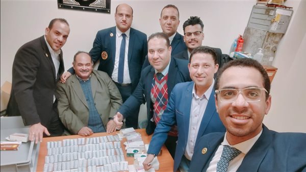 رجال الجمارك بمطار