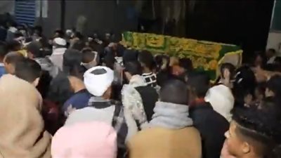 المئات من أهالي قرية الجباب بسوهاج يشيعون جثمان شاب لقي مصرعه أثناء قيامه بتركيب زينة رمضان | فيديو وصور