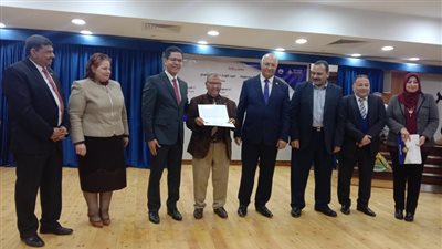 رئيس جامعة بنها: حريصون على التلاحم والتواصل مع الجهاز الإداري والعاملين