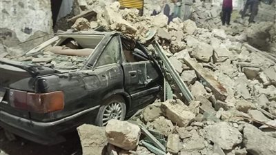 انهيار عقار بالإسكندرية يسفر عن تحطم سيارتين وتصدع 5 منازل وسقوط شرفتين| صور