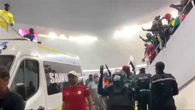 إشارات مسيئة وسباب وضرب بالزجاجات للجمهور المصري أثناء خروجهم من ملعب مباراة السنغال | بث مباشر 
