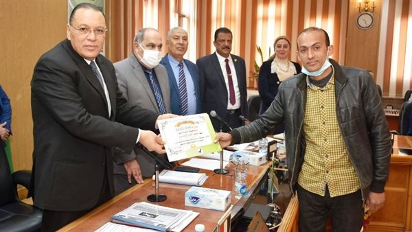 محافظ الشرقية يُكرم