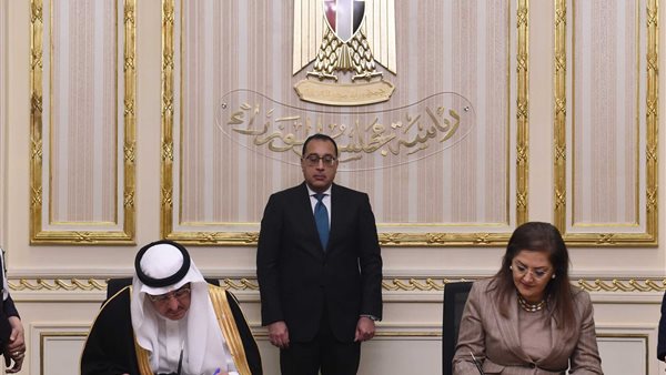 جانب من التوقيع