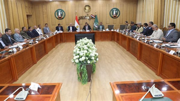 جانب من اجتماع محافظ