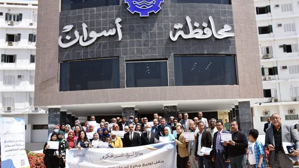 محافظ أسوان