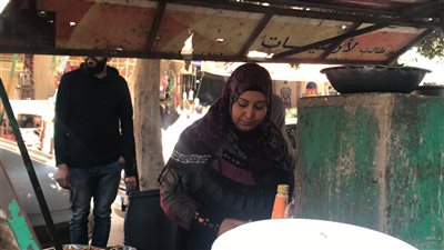 أشهر بائعة فول وفلافل بالمنصورة: بساعد جوزي من 15 سنة.. ونفسي في محل بدل وقفة الشارع |فيديو وصور