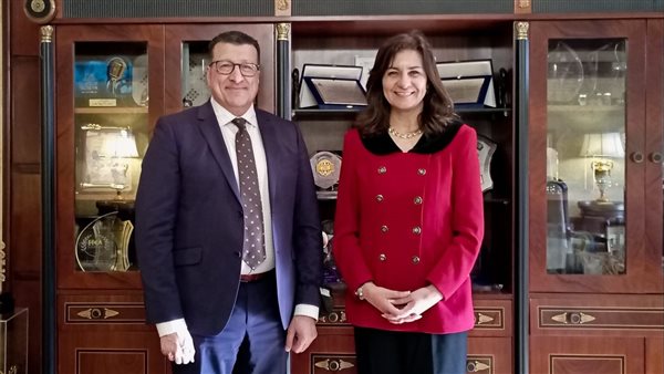 وزيرة الهجرة مع خبير