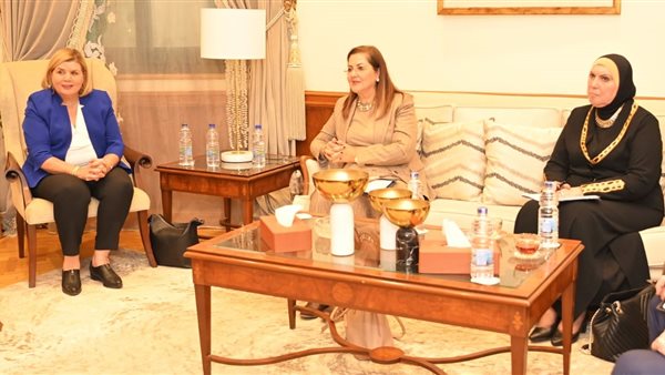 وزيرة التجارة والصناعة