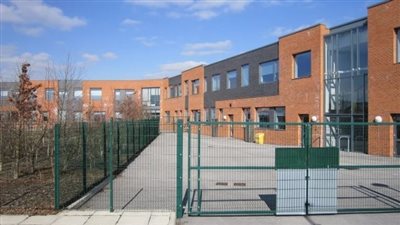 غلق مدرسة بسبب إجبار الطلاب على الاختيار بين تناول الغداء أو الذهاب إلى الحمام في إنجلترا