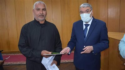 محافظ المنيا يسلم 84 عقد زراعة ومباني لتقنين أوضاع أراضي أملاك الدولة