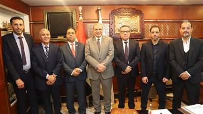 تغطي الإصابات والعلاج والوفاة.. وزير القوى العاملة يوجه بإعداد وثيقة تأمين صحي للمصرين المسافرين إلى ليبيا