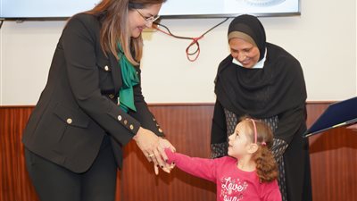 وزيرة التخطيط تكرم موظفي الوزارة الفائزين بلقب الأب المثالي والأم المثالية