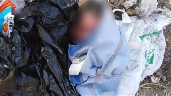 طفل رضيع ملقى في