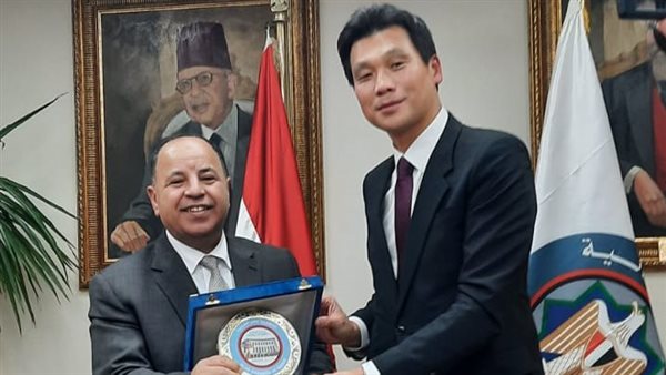 وزير المالية وسفير