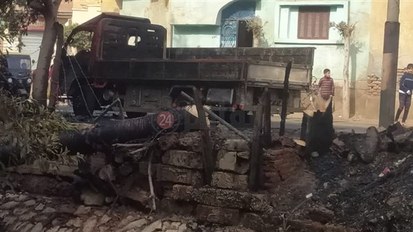 تفحم سيارتين ومقهى