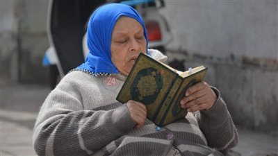 أجواء روحانية ببورسعيد.. سيدة تقرأ القرآن بالشارع والمساجد تتزين بـ الأنوار | صور
