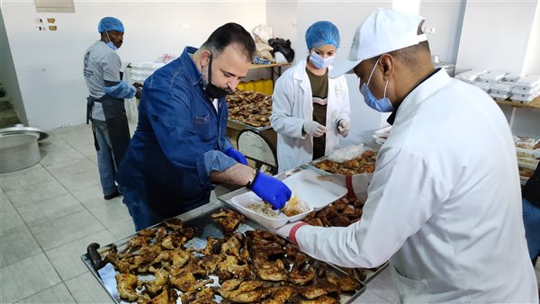 مسيحي يقيم أكبر مائدة