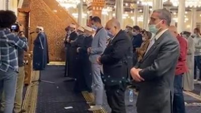 بعد ترميمه.. توافد مئات المصلين على مسجد الحسين لأداء صلاة التراويح | بث مباشر