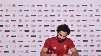 بعد أنباء تخليه عن مطالبه المالية.. آخر تطورات تجديد تعاقد محمد صلاح 