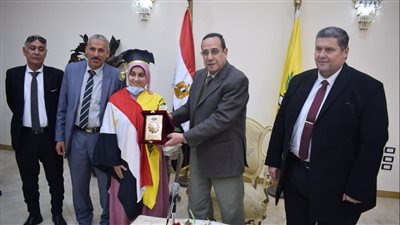 محافظ شمال سيناء يكرم الطالبة الحاصلة على المركز الأول في مسابقة التحدث باللغة العربية الفصحى 