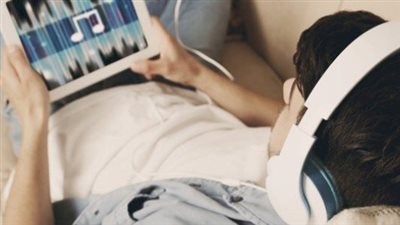 ما حكم سماع الأغاني في رمضان.. كلمتها قد تفطر الصائم 