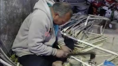 مهنة الأجداد.. حكاية أغرب صانع فوانيس من جريد النخل بالشرقية | فيديو