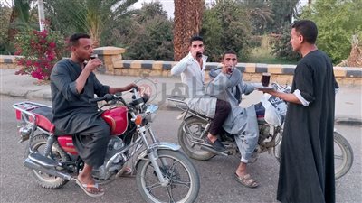 فيها حاجة حلوة.. شباب الأقصر يوزعون البلح والعصير على السائقين لإفطارهم | صور