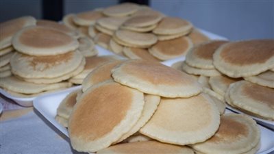 الكيلو بـ 22 جنيهًا.. إقبال كثيف للمواطنين لشراء الكنافة والقطائف في ثاني أيام رمضان | بث مباشر