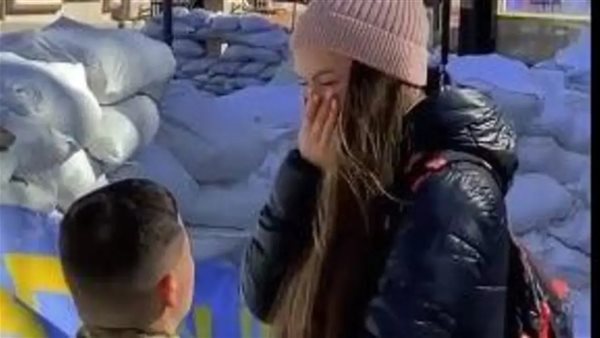 لحظة طلب الجندي الزواج