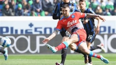 نابولي يضرب أتالانتا بثلاثية في الدوري الإيطالي