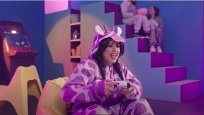 وائل عبد العزيز يعلق على إعلان شقيقته ياسمين: نظرات وحركات أمي كلها